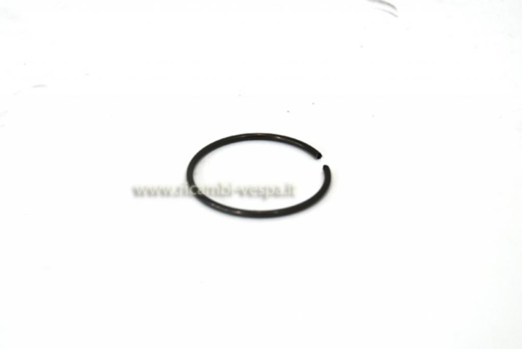 Elastic ring for pipe fastening to carburettor's manifold 